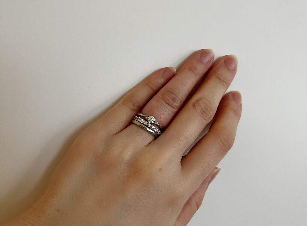 婚約指輪とハーフエタニティの重ね付け
