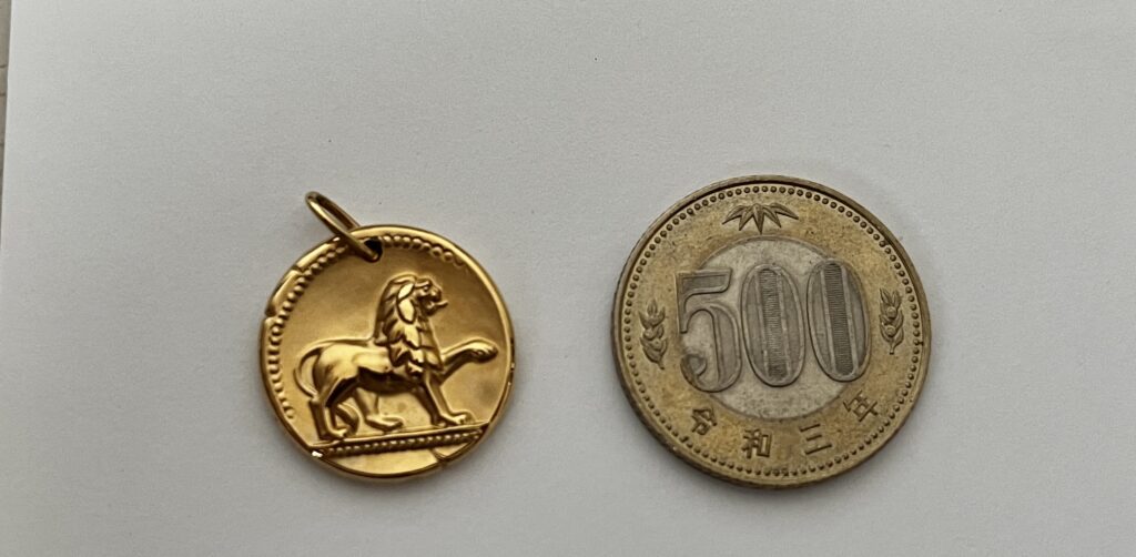 ゾディアックメダルと５００円玉硬貨の比較