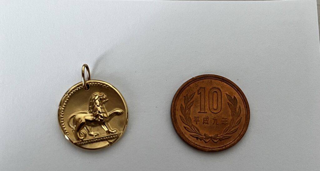 ゾディアックメダルと１０円玉硬貨の比較