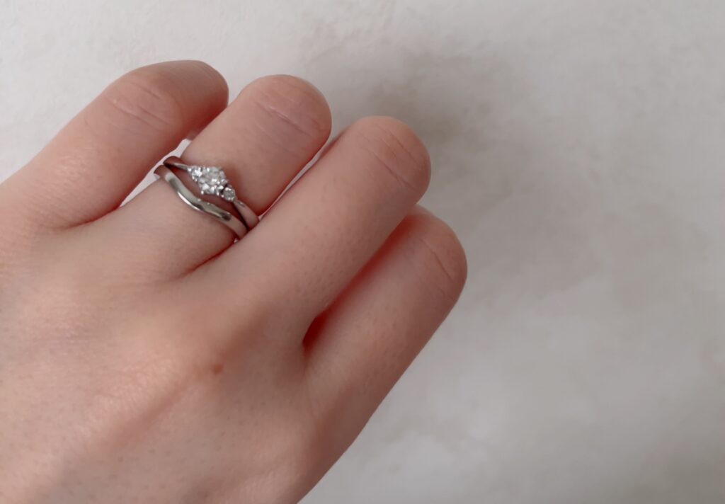 カルティエバレリーナとヨンドシーの婚約指輪の重ね付け