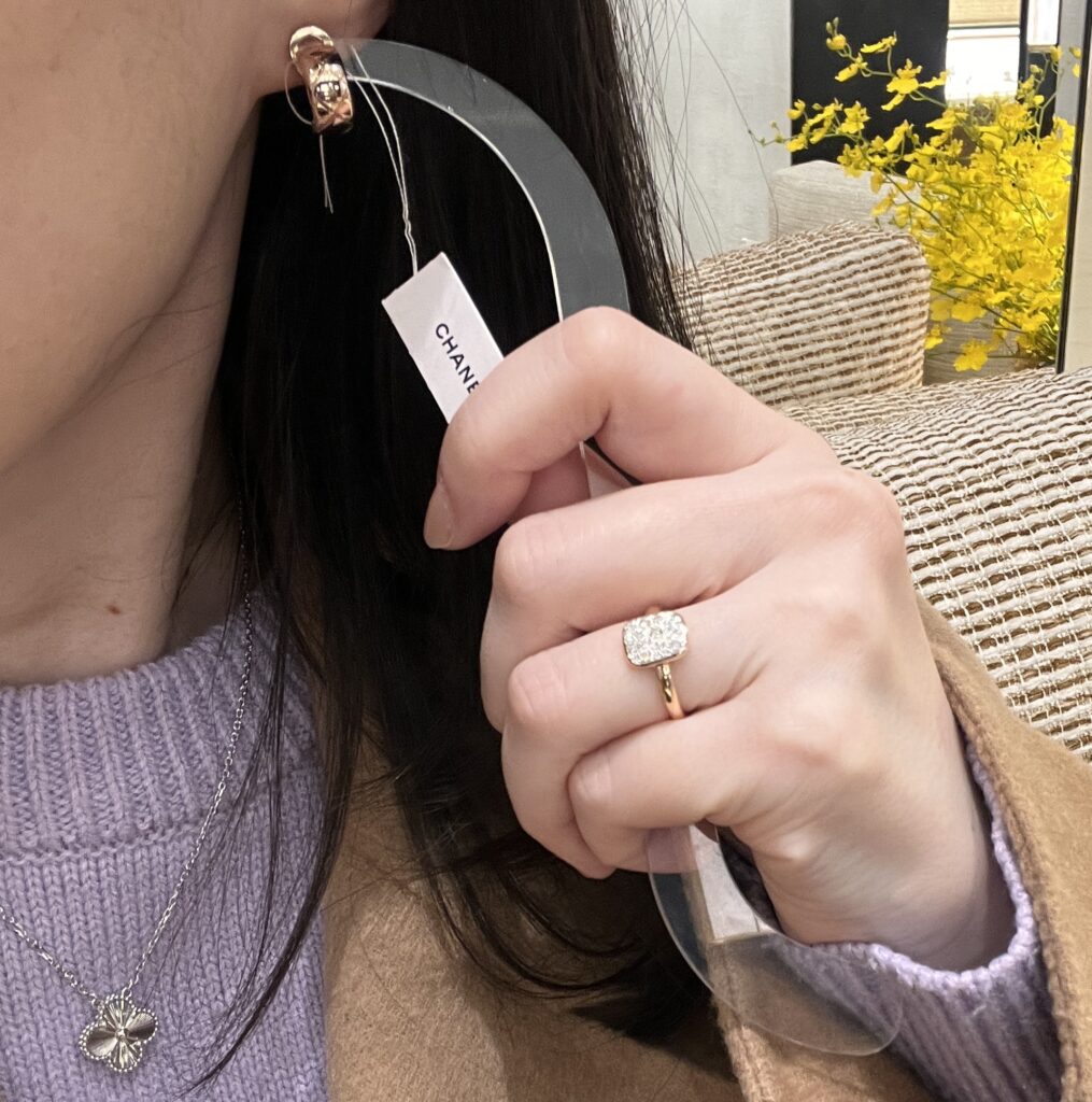 ココクラッシュピアス ベージュゴールド試着
